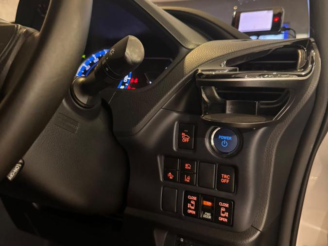 Voxy Hybrid - Image 3
